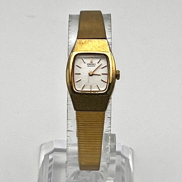 Seiko Vintage Ladies Petite Gold tone Square Watch Working main image 7